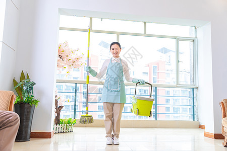 女性家政手拿清潔刷形象清潔工便捷服務